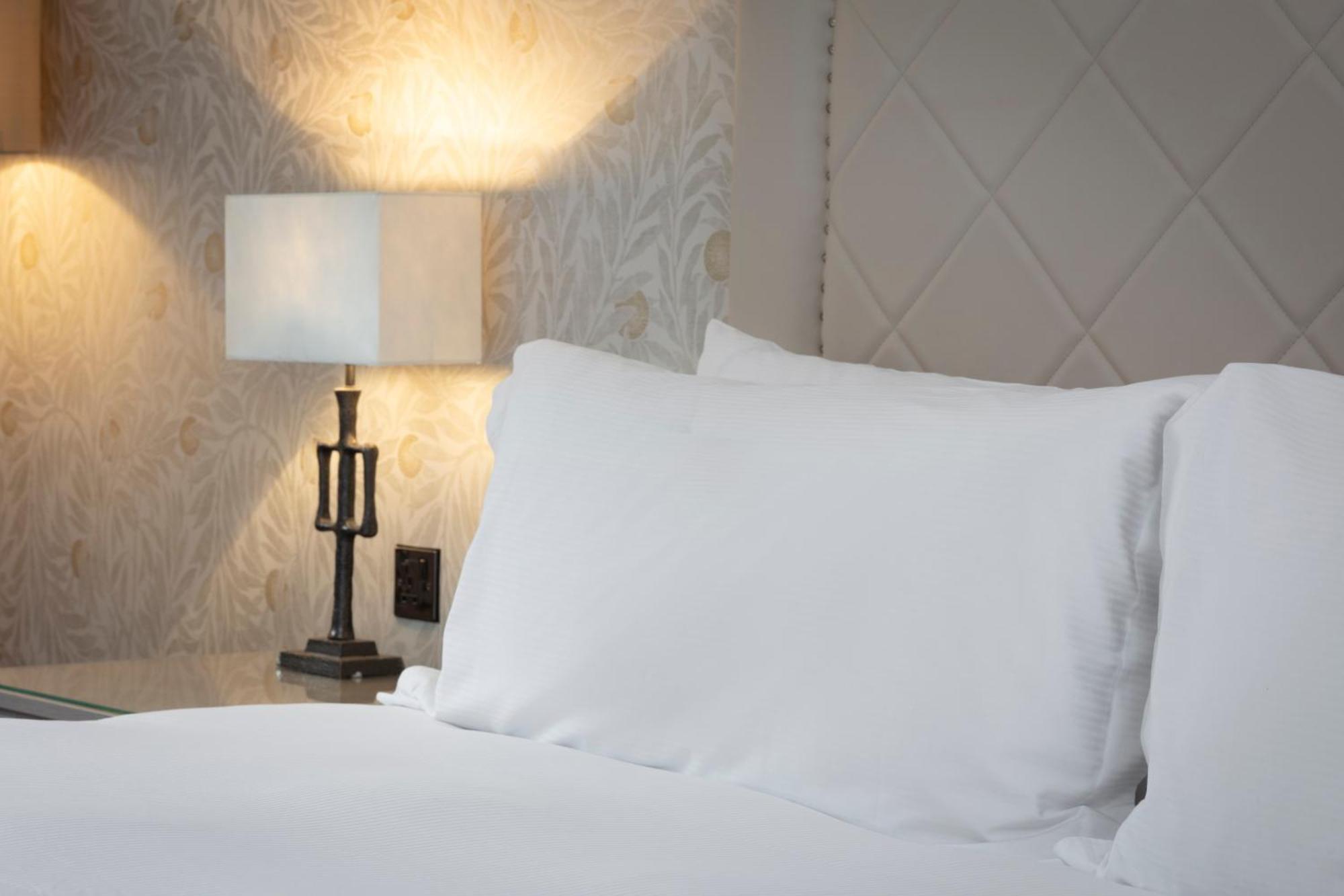 Oulton Hall Hotel, Spa & Golf Resort Leeds  Rum bild